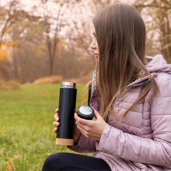 Doppelwandige Vakuum-Trinkflasche mit Teesieb und Basis aus Kork mit Gravur